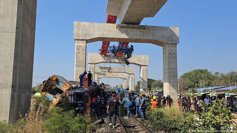 Thailand: Dozens die as crane falls on passenger train