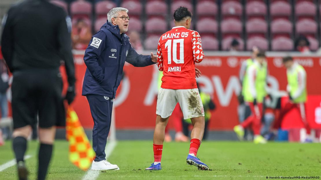 Der Mainzer Trainer Urs Fischer gibt seinem Spieler Nadiem Amiri am Spielfeldrand Anweisungen