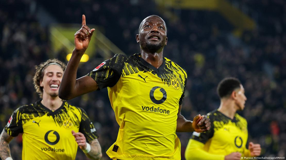 Dortmunds Torjäger Serhou Guirassy (2.v.r.) freut sich über seinen ersten Bundesliga-Treffer seit Ende Oktober