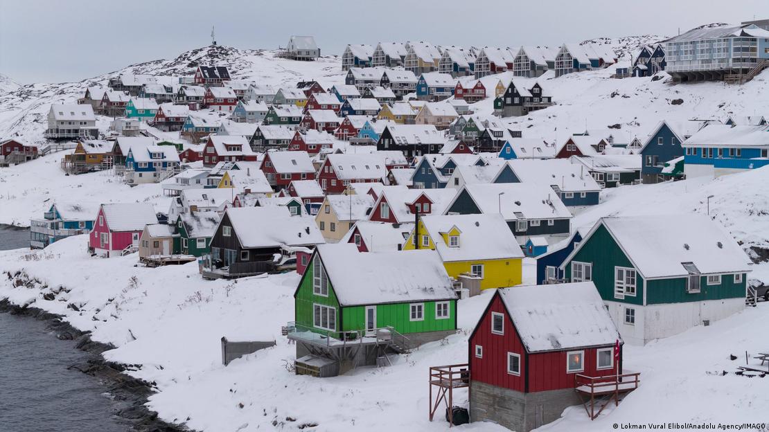 Grönland'ın başkenti Nuuk'tan bir kare. Fotoğrafta karla kaplı çatılar görülüyor
