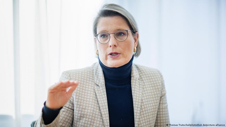 Ministarka pravde Štefani Hubig (SPD) takođe ukazuje na visoke troškove za već preopterećeni pravosudni sistem u vezi sa zatvorskim kaznama vožnju bez karte