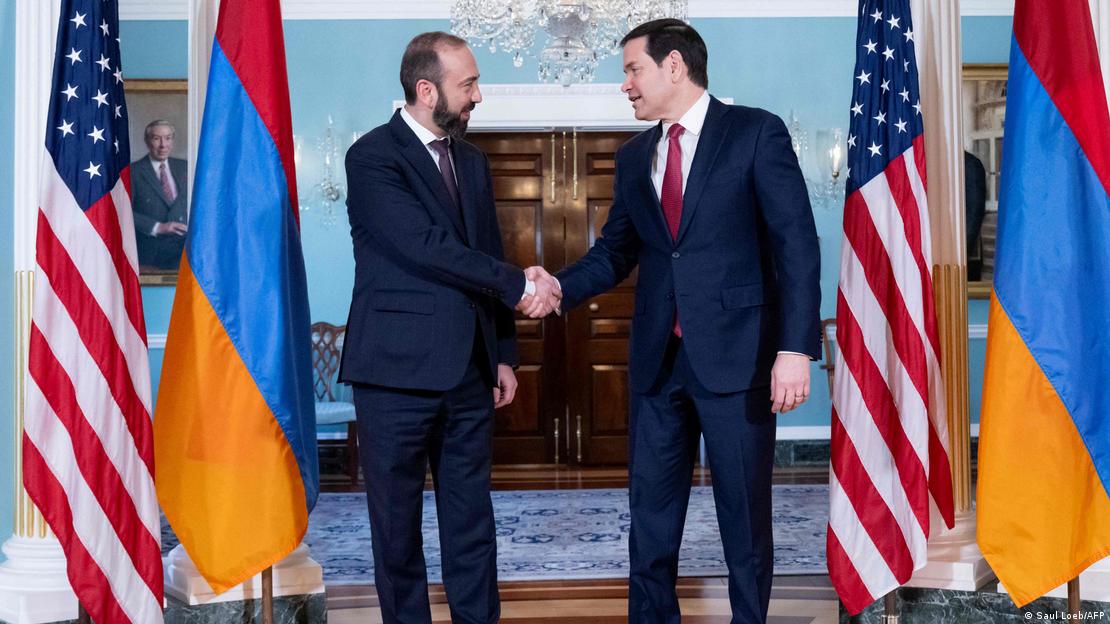 Ermenistan Dışişleri Bakanı Ararat Mirzoyan ve ABD'li mevkidaşı Marco Rubio, Washington'da iki ülke bayrakları önünde el sıkışıyor.