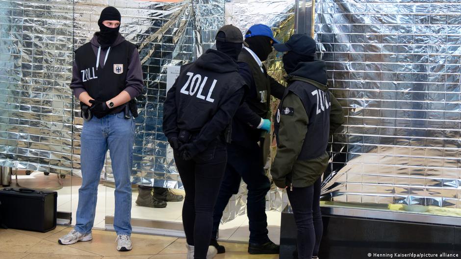 У Німеччині хвиля обшуків у манікюрних салонах