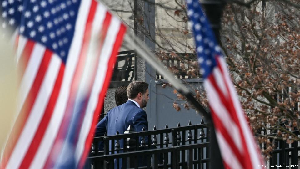 واشنگٹن ڈی سی میں گرین لینڈ پر کنٹرول کے امریکی منصوبوں سے متعلق مذاکرات کے لیے ڈینش وزیر خارجہ کے ساتھ ملاقات سے پہلے جے ڈی وینس وائٹ ہاؤس کیمپس میں داخل ہو رہے ہیں