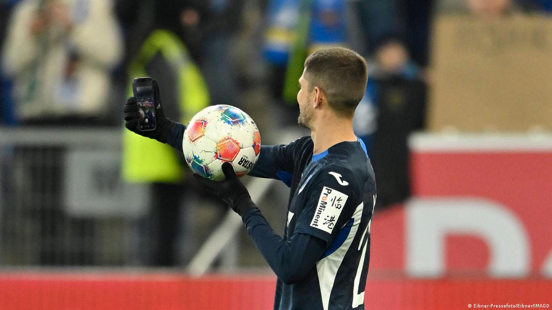 Nach seinem Dreierpack gegen Mönchengladbach macht Andrej Kramaric ein Selfie mit dem Spielball