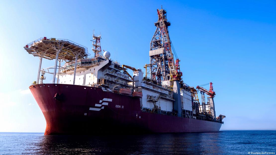 Sonda de perforación NS-42 para la exploración petrolífera de Petrobras en la Amazonía.
