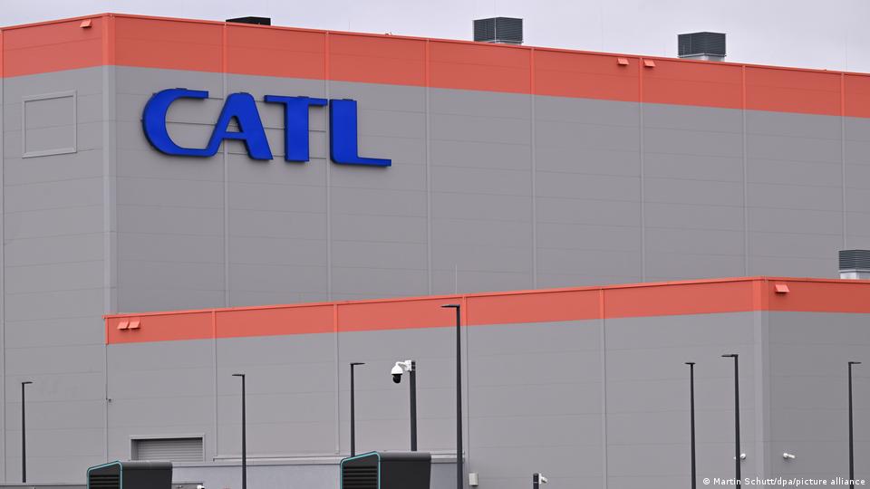 Exterior de la fábrica con el logo de la compañía. Exterior de la fábrica con el logo de la compañía.