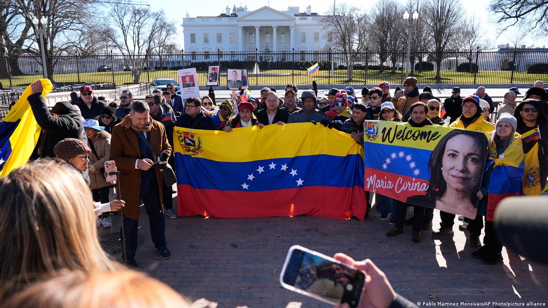 Un grupo de manifestantes se reunió frente a la Casa Blanca para recibir a Machado (15.01.2026)