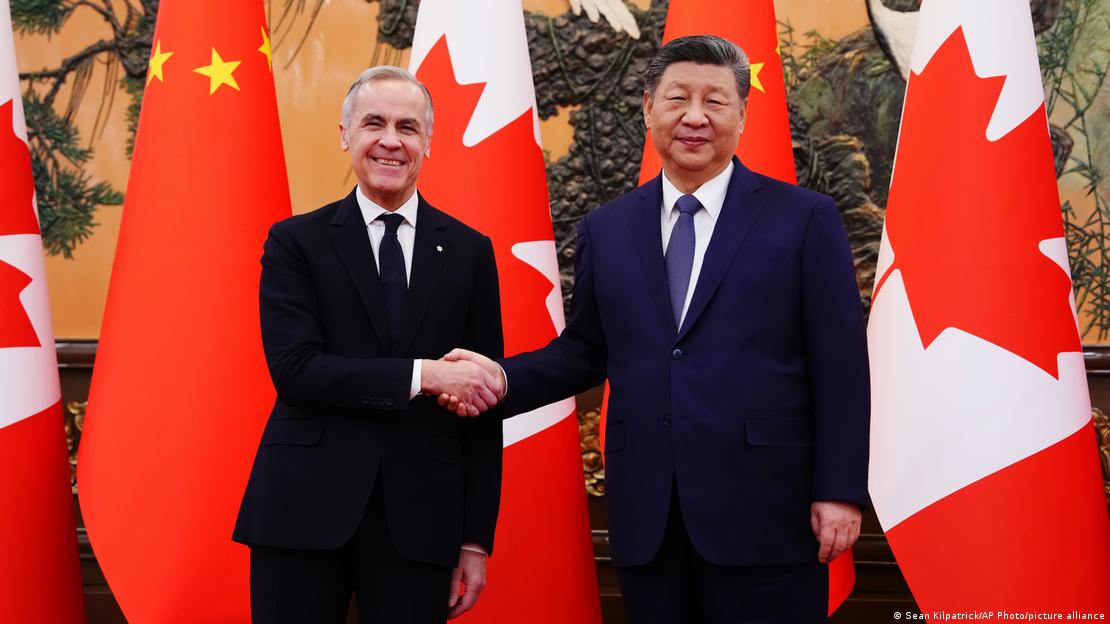 Kanada Başbakanı Mark Carney ile Çin Devlet Başkanı Şi Cinping, 16 Ocak 2026’da Pekin’de Büyük Halk Salonu’nda tokalaşırken yer alıyor. Arka planda Çin ve Kanada bayrakları bulunuyor. Kanada Başbakanı Mark Carney ile Çin Devlet Başkanı Şi Cinping, 16 Ocak 2026’da Pekin’de Büyük Halk Salonu’nda tokalaşırken yer alıyor. Arka planda Çin ve Kanada bayrakları bulunuyor.