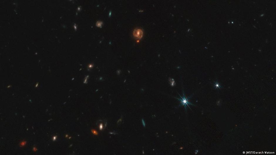 Misteriosos "pequeños puntos rojos" esconden agujeros negros muy jóvenes