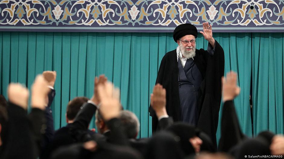 Protestwelle-im-Iran-Chamenei-nennt-Trump-Verbrecher-