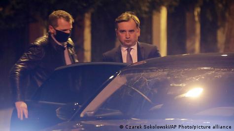  Zbigniew Ziobro pas takimit me Viktor Orbanin (08.12.2020). Ziobro duke hyre ne veture