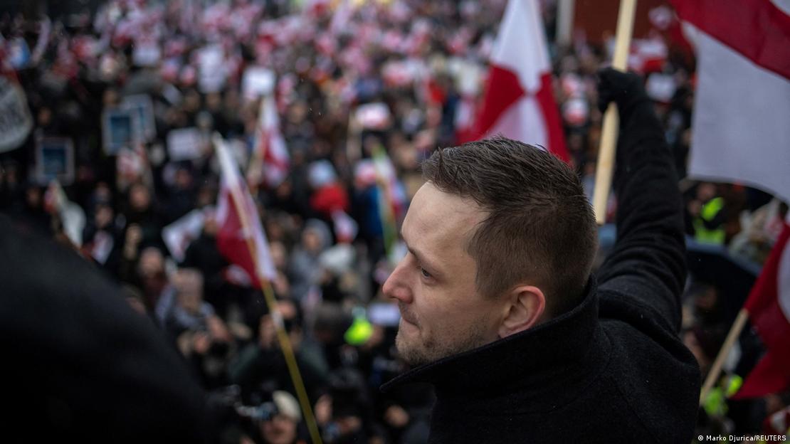 Premiê groenlandês Jens-Frederik Nielsen observa multidão em protesto contra os EUA na Groenlândia
