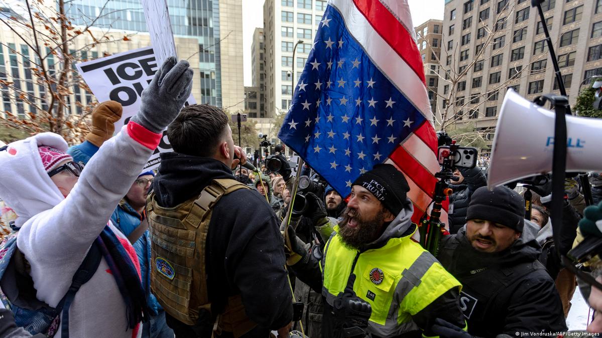 Minneapolis anti-ICE protesters clash with far-right group