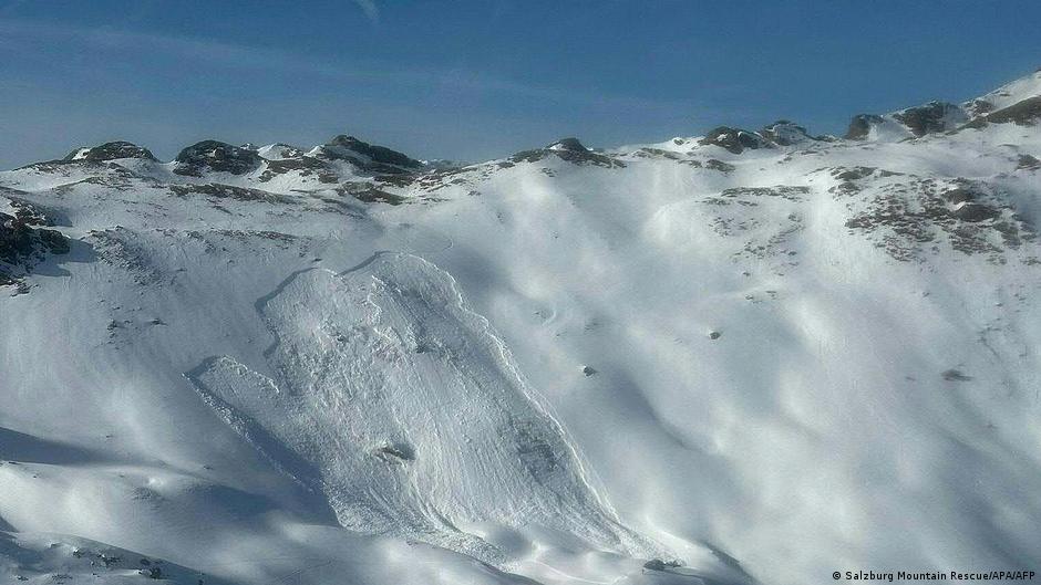 Austria: Eight people killed in three avalanches