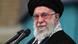 Primer plano del líder supremo de Irán, que mira de lado con dos micrófonos delante. Primer plano del líder supremo de Irán, que mira de lado con dos micrófonos delante.