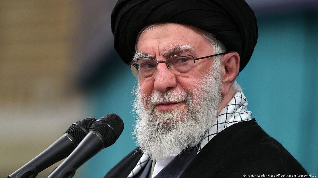 İran'ın dini lideri Ayetullah Ali Hamaney, kürsüde konuşma yaparken