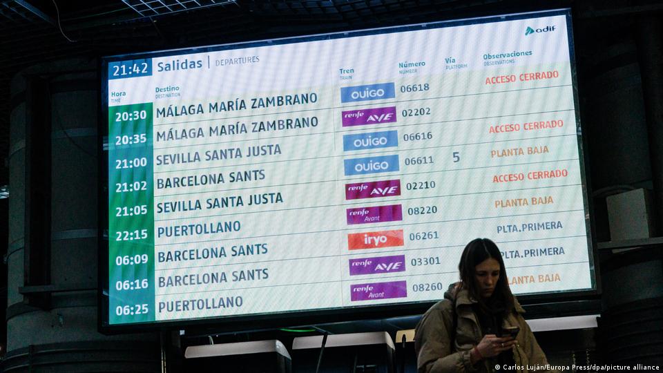 Spanien Madrid 2026 | Anzeigetafel im Bahnhof nach schwerem Zugunglück im Süden Spaniens Spanien Madrid 2026 | Anzeigetafel im Bahnhof nach schwerem Zugunglück im Süden Spaniens