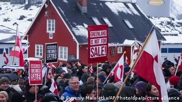 „Гренланд не е на продажба“ - луѓе со транспаренти и знамиња на протест „Гренланд не е на продажба“ - луѓе со транспаренти и знамиња на протест