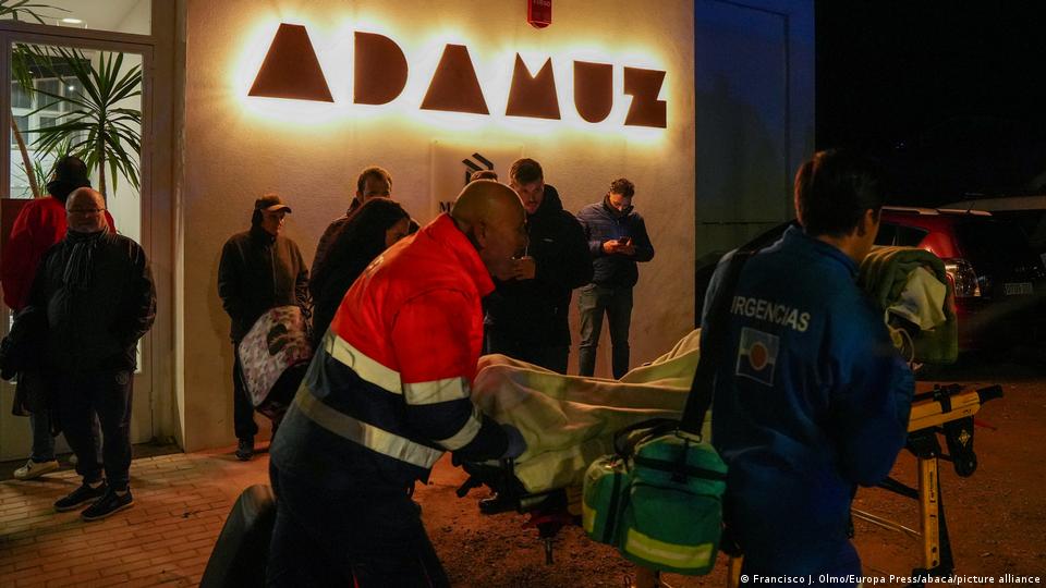 Coordination of emergency teams in the Adamuz sports centre to help the injured and deceased in the derailment of two high-speed trains Coordination of emergency teams in the Adamuz sports centre to help the injured and deceased in the derailment of two high-speed trains