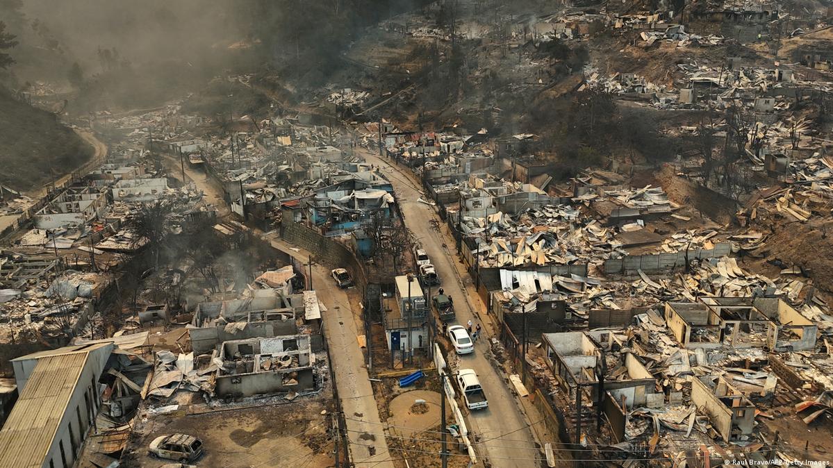 Vista aérea de zonas quemadas tras los incendios forestales en Concepción, Chile.