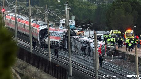Zwei Hochgeschwindigkeitszüge sind in der spanischen Provinz Córdoba kollidiert und entgleist; viele Menschen sind dabei ums Leben gekommen oder schwer verletzt worden.