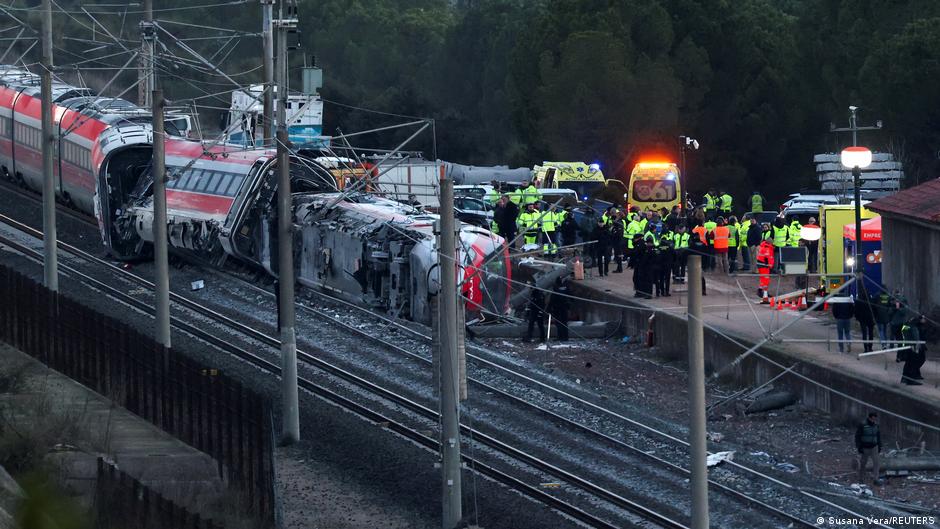 Beh-rden-bef-rchten-bis-zu-43-Tote-bei-Zugungl-ck-in-Spanien