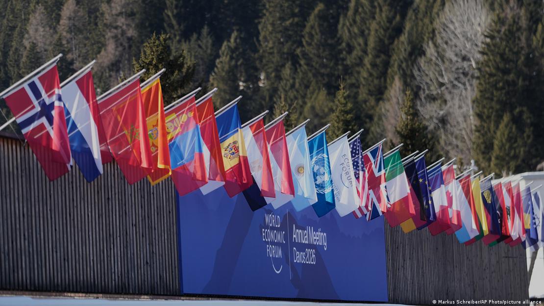 Flamujt e vendeve pjesëmarrëse në Forumin Ekonomik Botëror në Davos të Zvicrës
