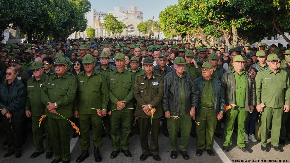 Personal militar, durante el funeral a los 32 cubanos caídos en Venezuela durante la intervención militar de Estados Unidos.