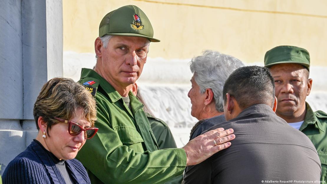 El gobernante Miguel Díaz-Canel y su esposa, Liz Cuesta, durante el funeral a los 32 cubanos caídos en Venezuela durante la intervención militar de Estados Unidos.