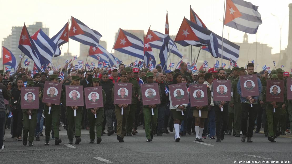 Soldados portan fotos de 32 oficiales cubanos muertos durante la intervención de EE. UU. en Venezuela que capturó al presidente venezolano Nicolás Maduro.