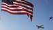 USA Burbank 2025 | Spirit-Airlines-Flugzeug und US-Flagge am Flughafen beim Government Shutdown USA Burbank 2025 | Spirit-Airlines-Flugzeug und US-Flagge am Flughafen beim Government Shutdown