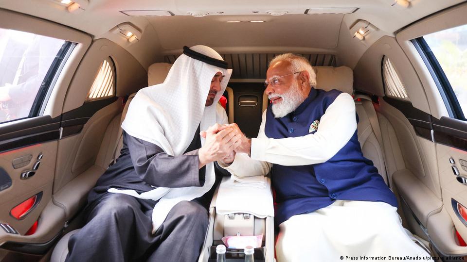 বিমানবন্দর থেকে একই গাড়িতে আমিরাতের প্রেসিডেন্ট নাহিয়ান ও ভারতের প্রধানমন্ত্রী মোদী বৈঠকস্থলে আসেন। 