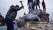 Personas destrozando una estatua. Personas destrozando una estatua.