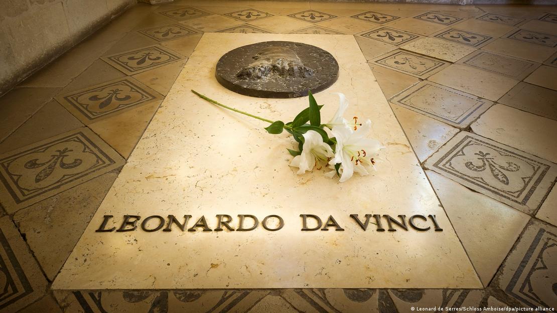 La tumba de Leonardo da Vinci en la capilla del castillo de Saint Hubert en Amboise, Francia, fue perturbada varias veces en el siglo XIX, lo que impide obtener una referencia genética certificada del artista.
