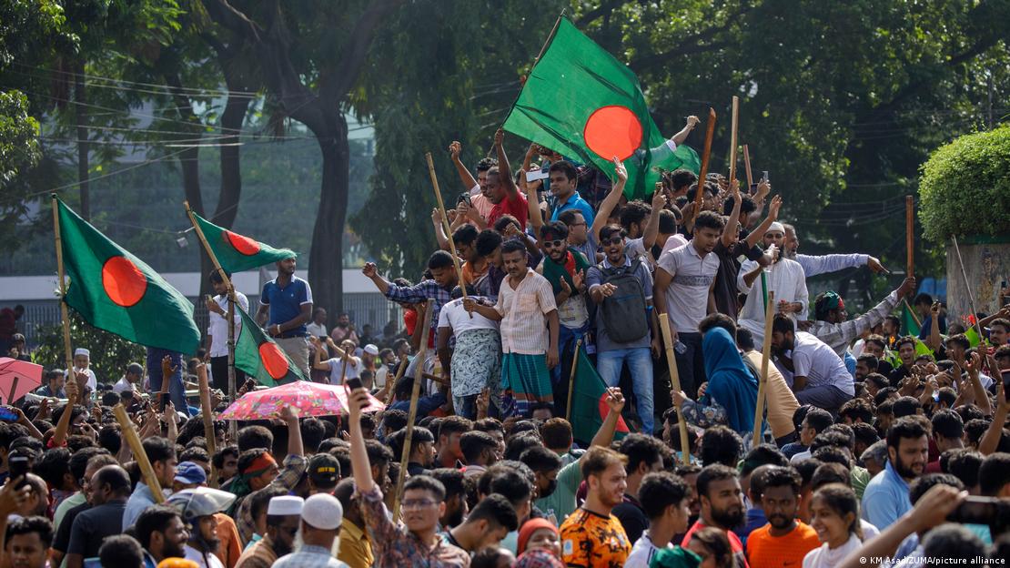 شیخ حسینہ کو 2024ء میں عوامی بغاوت کے نتیجے میں ملک چھوڑ کر فرار ہونا پڑا تھا اور انہوں نے بنگلہ دیش میں پناہ لے لی 