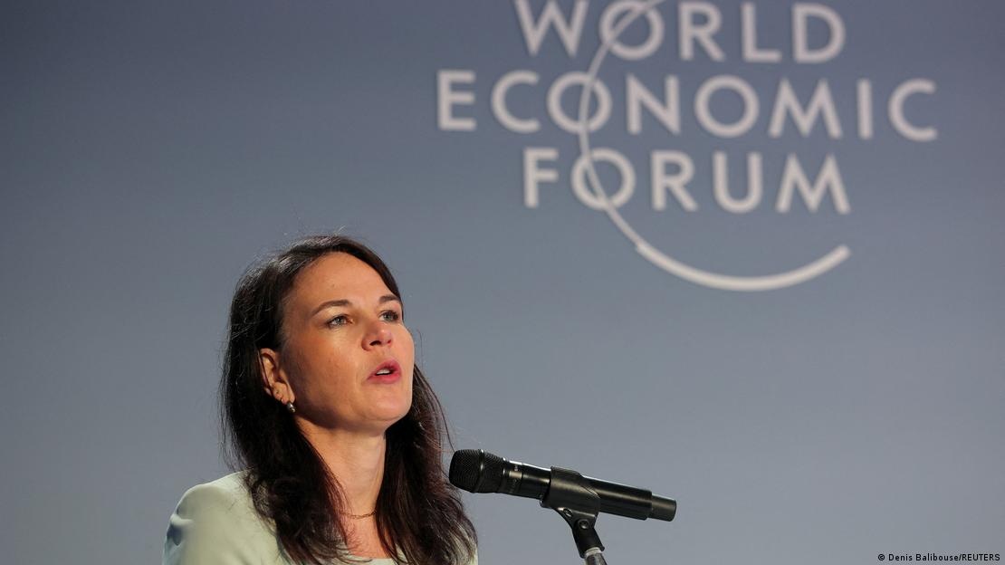 Annalena Baerbock duke folur në Davos