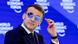 Presidente da França, Emmanuel Macron, usa óculos de sol em Davos