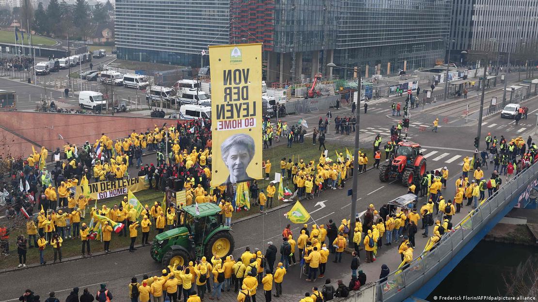 Manifestação de agricultores tem cartaz de laga escala com nome e rosto de Ursula von der Leyen, presidente da Comissão Europeia