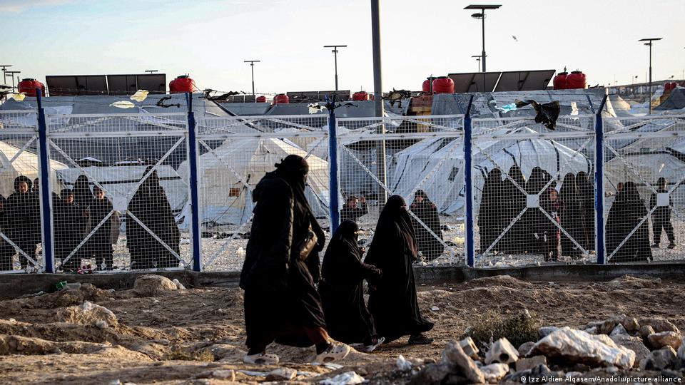 El Hol kampında kadınlar ve çocuklar görülüyor