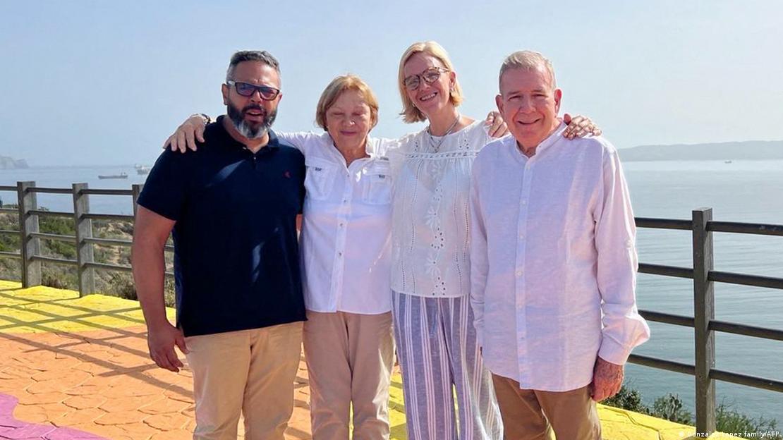 Edmundo González Urrutia junto con su mujer, su hija y su yerno, Rafael Tudares