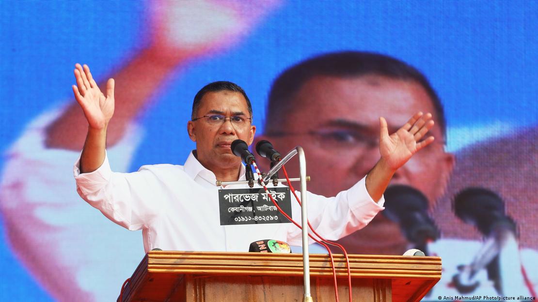 سابق وزیر اعظم خالدہ ضیاء کے بیٹے اور بنگلہ دیش نیشنلسٹ پارٹی (بی این پی) کے چیئرمین طارق رحمان ایک انتخابی ریلی سے خطاب کر رہے ہیں
