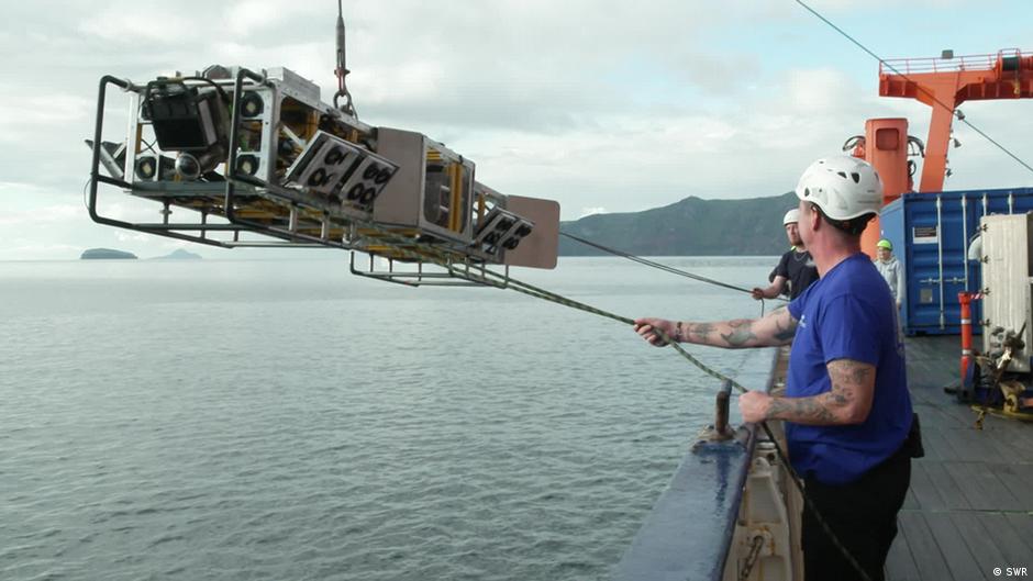 What caused earthquakes on Santorini?