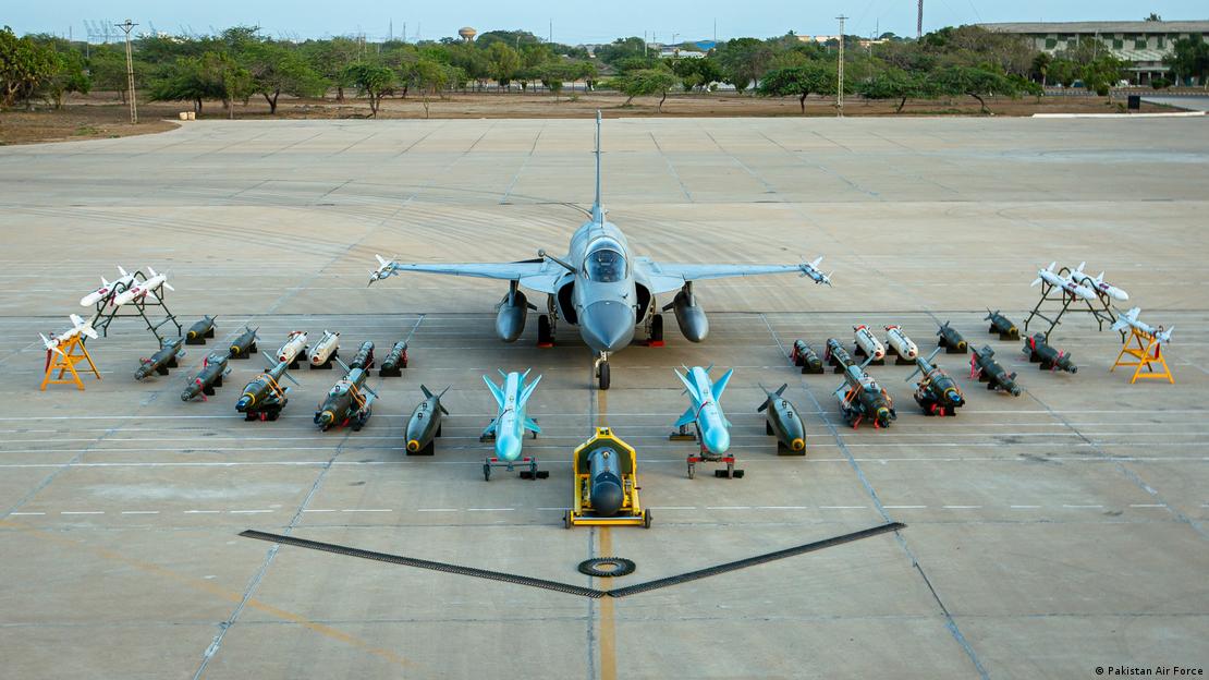 بنگلہ دیش پاکستان کے ساتھ مشترکہ طور پر چین کے تیار کردہ جے ایف-17 تھنڈر لڑاکا طیارے خریدنے پر بھی بات چیت کر رہا ہے