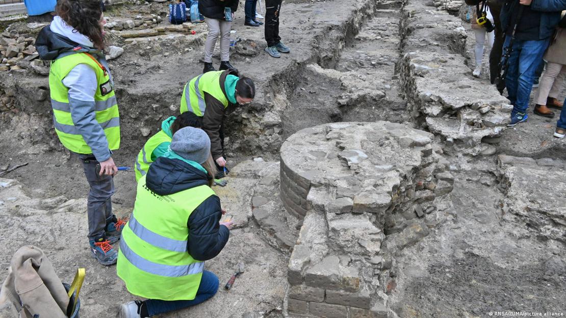 Las columnas halladas en la Plaza Andrea Costa de Fano midieron exactamente 1,47 metros de diámetro, equivalentes a cinco pies romanos.