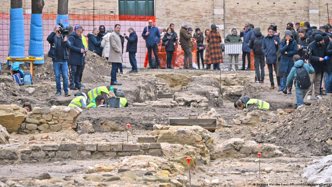 Las excavaciones en el centro histórico de Fano revelaron muros de 1,50 metros de espesor y suelos revestidos de mármol verde.