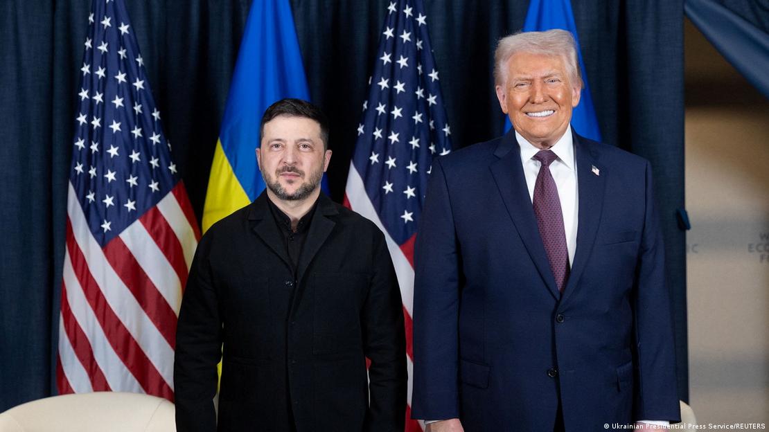 ABD ve Ukrayna bayrakları önünde basın mensuplarına poz veren Ukrayna Devlet Başkanı Volodimir Zelenskiy ile ABD Başkanı Donald Trump.