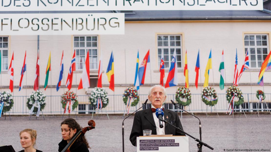 Leon Weintraub duke mbajtur fjalim në ish-kampin e përqendrimit Flossenurg Leon Weintraub duke mbajtur fjalim në ish-kampin e përqendrimit Flossenurg