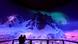 Una proyección muestra una imponente montaña nevada bañada por luz de colores, de la instalación "Antártida", de Yadegar Asisi. Una proyección muestra una imponente montaña nevada bañada por luz de colores, de la instalación "Antártida", de Yadegar Asisi.