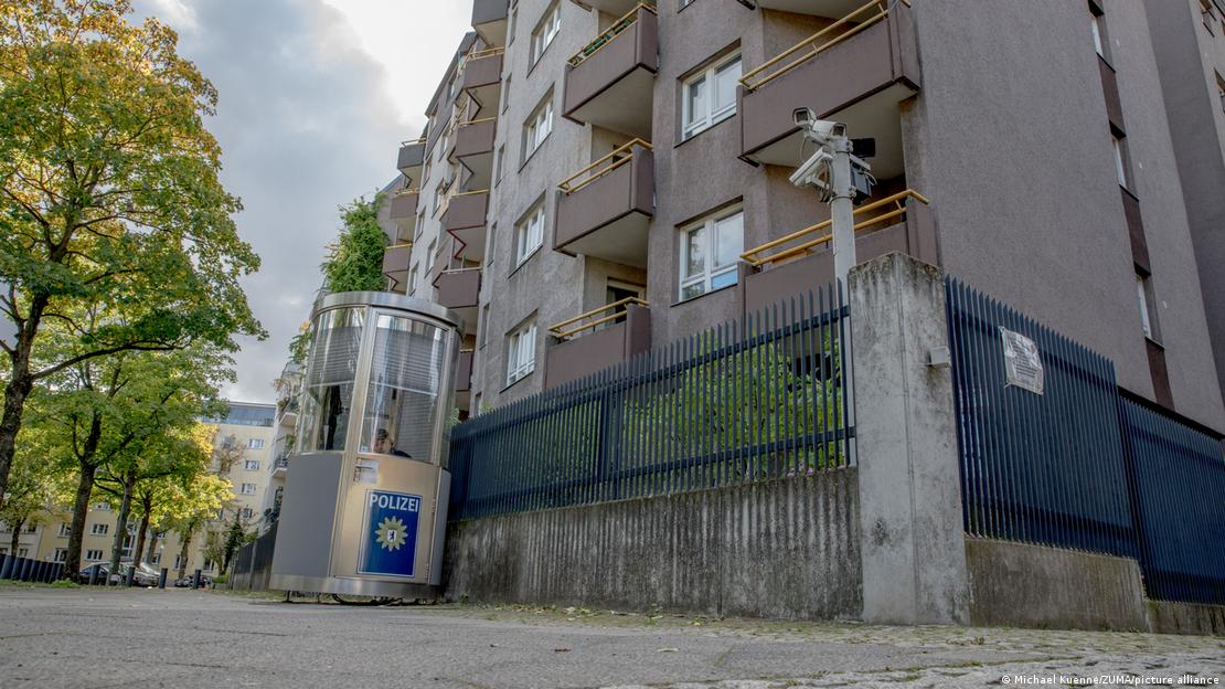 برلن کے علاقے شارلوٹن برگ میں یہودیوں کے ایک رہائشی کمپلیکس کے باہر غزہ کی جنگ کے دوران قائم کردہ پولیس کی ایک حفاظتی چوکی